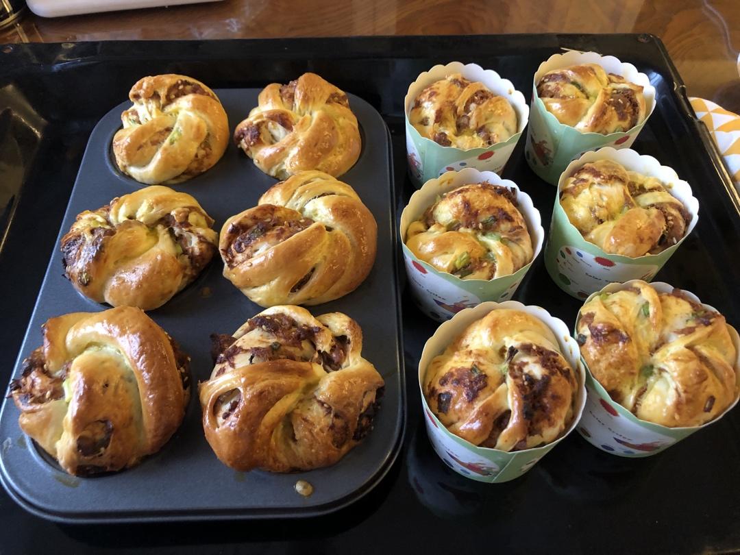 香葱肉松小方块面包