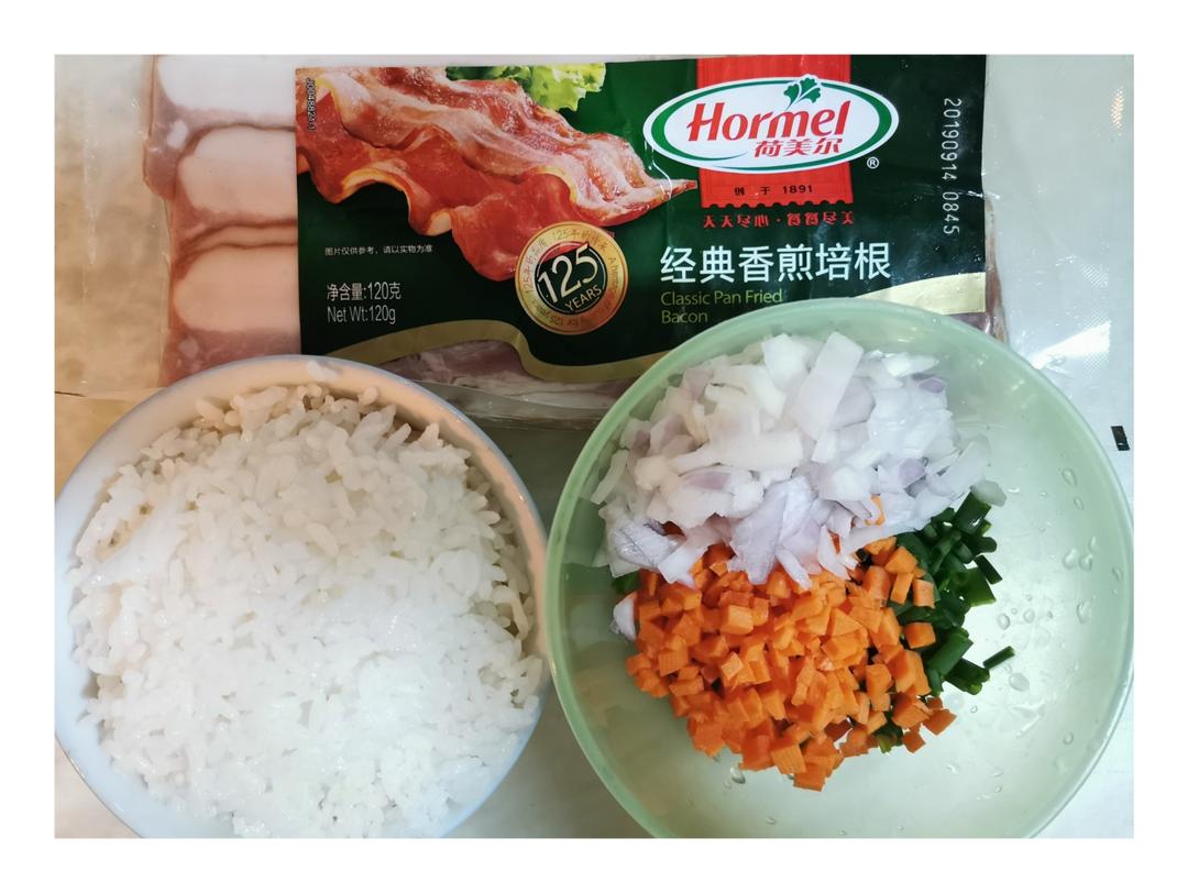 🥓【0失败的炒饭新吃法】培根饭卷🍙的做法 步骤1