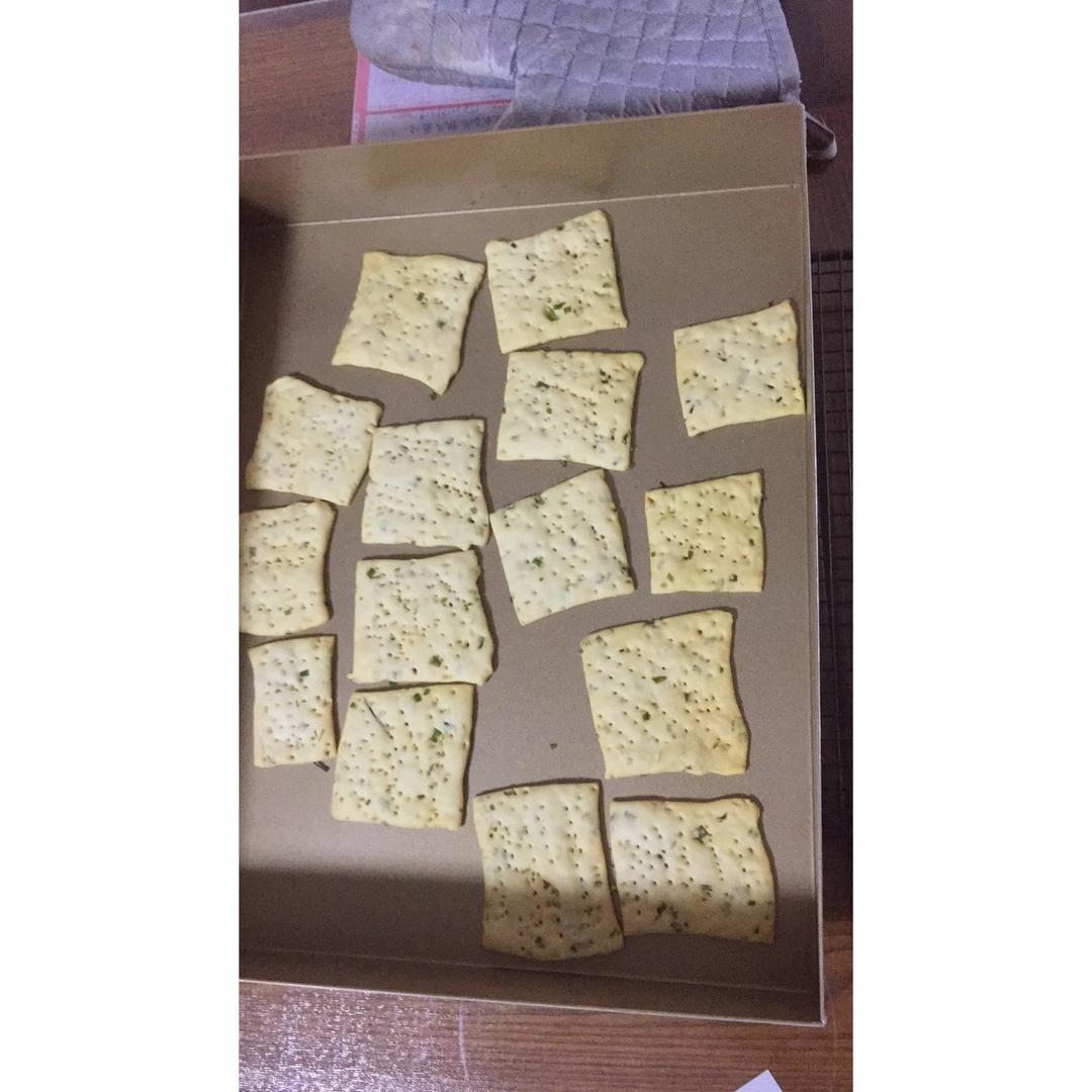 君之---纯天然打造的无比酥松---葱油香酥饼干（葱香苏打饼干）