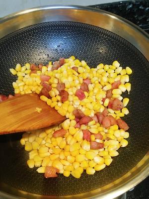 松仁玉米炒香肠、巧拨玉米粒的做法 步骤2