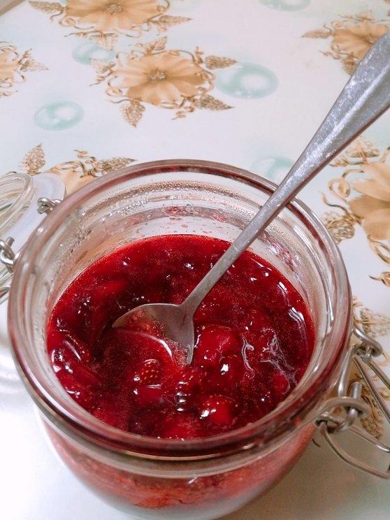 新鲜纯正的草莓果酱