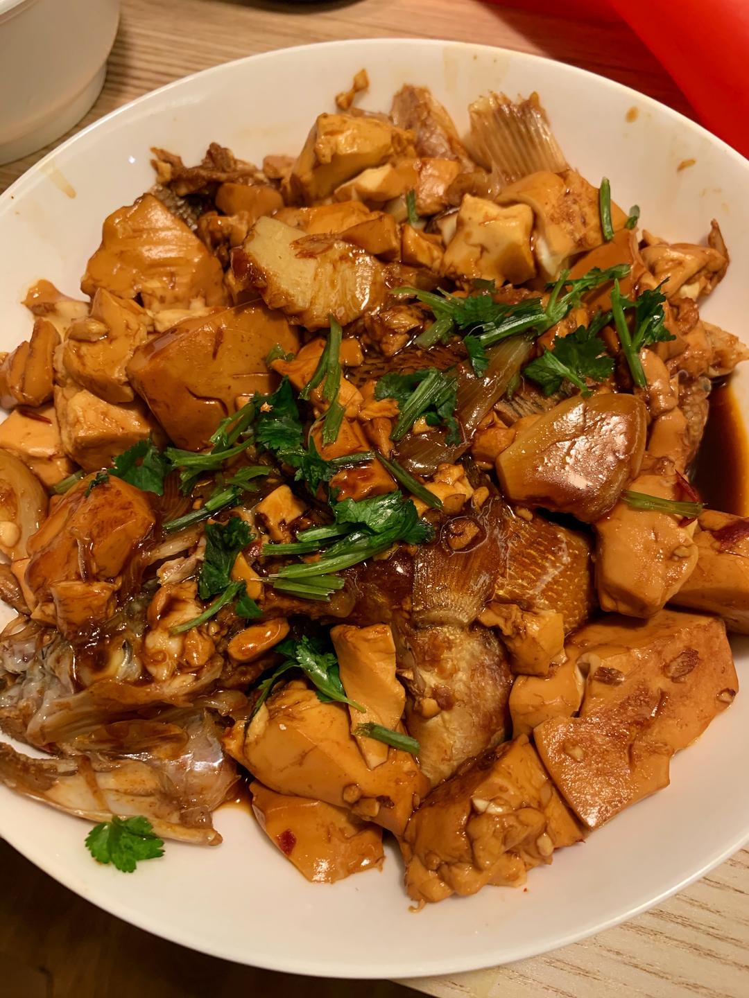 红烧鱼炖豆腐莴笋金针菇