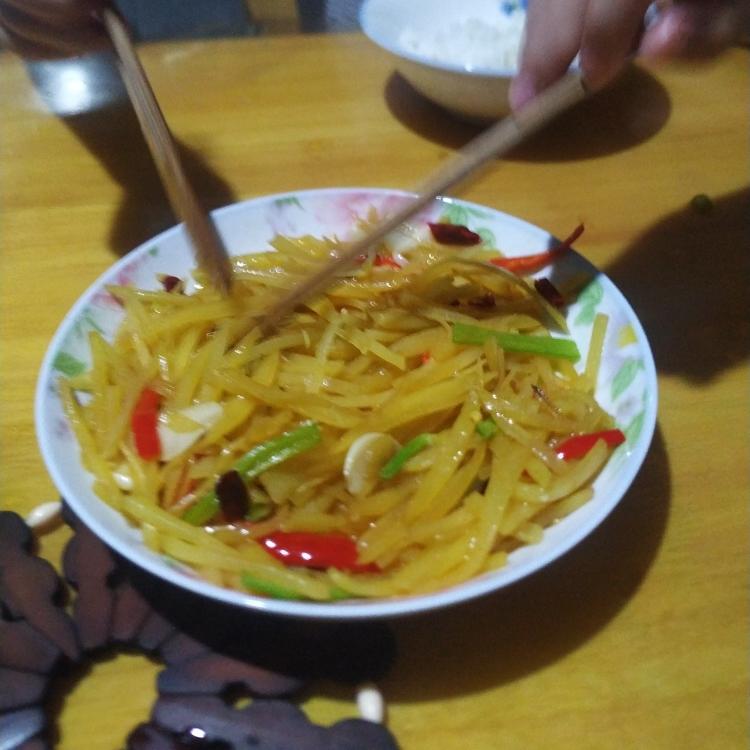 酸辣土豆條（香！爽?。┑淖龇?步驟1