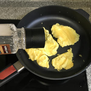 一分钟学会松软滑嫩的美式炒蛋的做法 步骤5