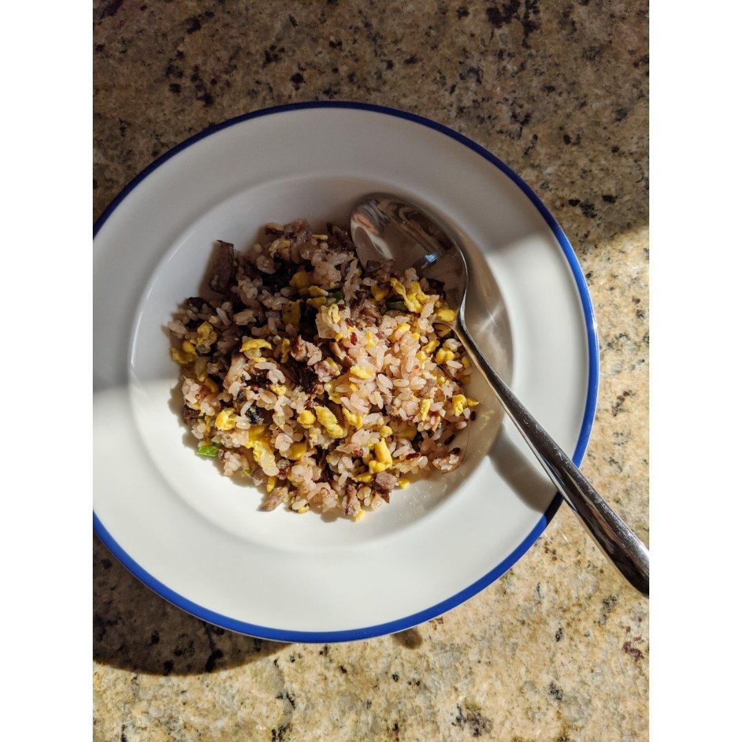 红曲酱香肉炒饭