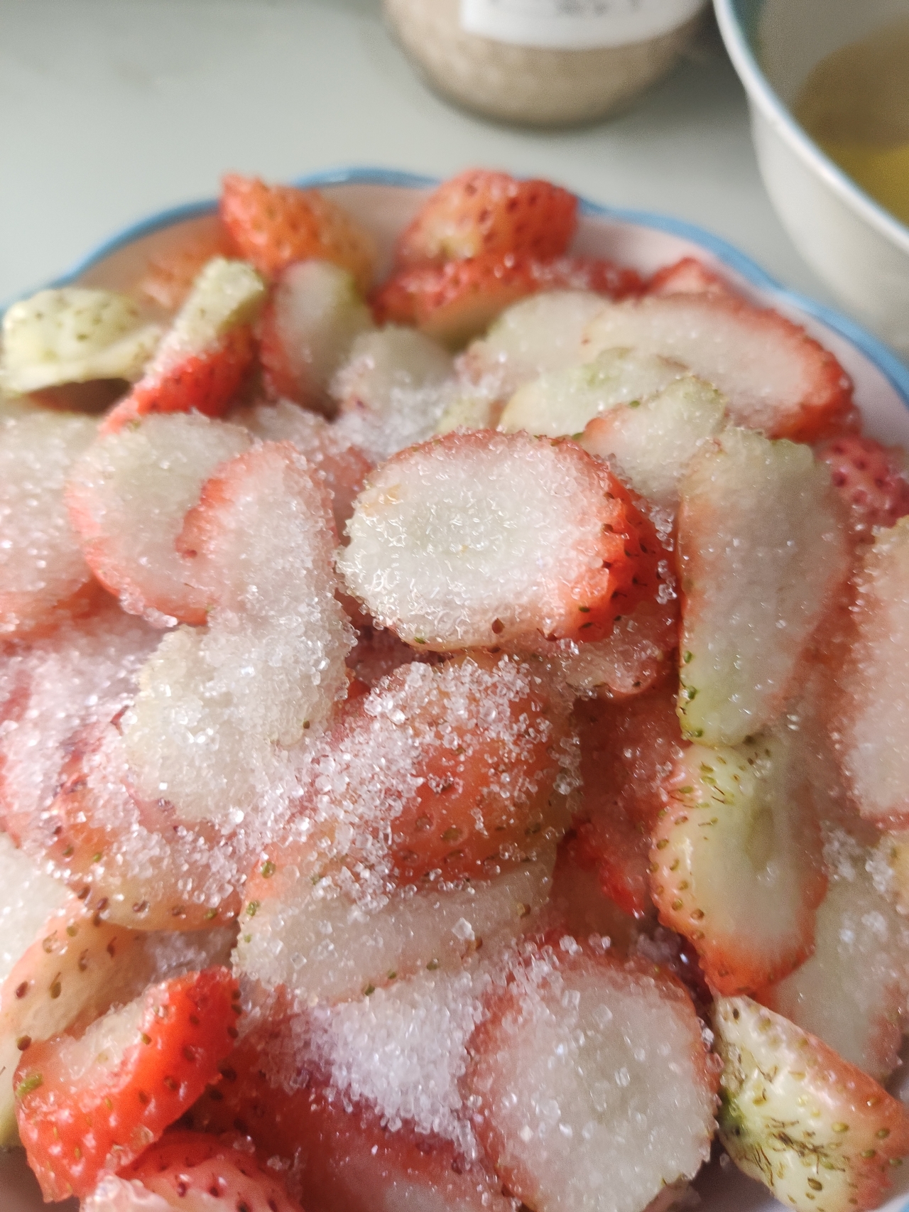 草莓凉拌白砂糖的做法