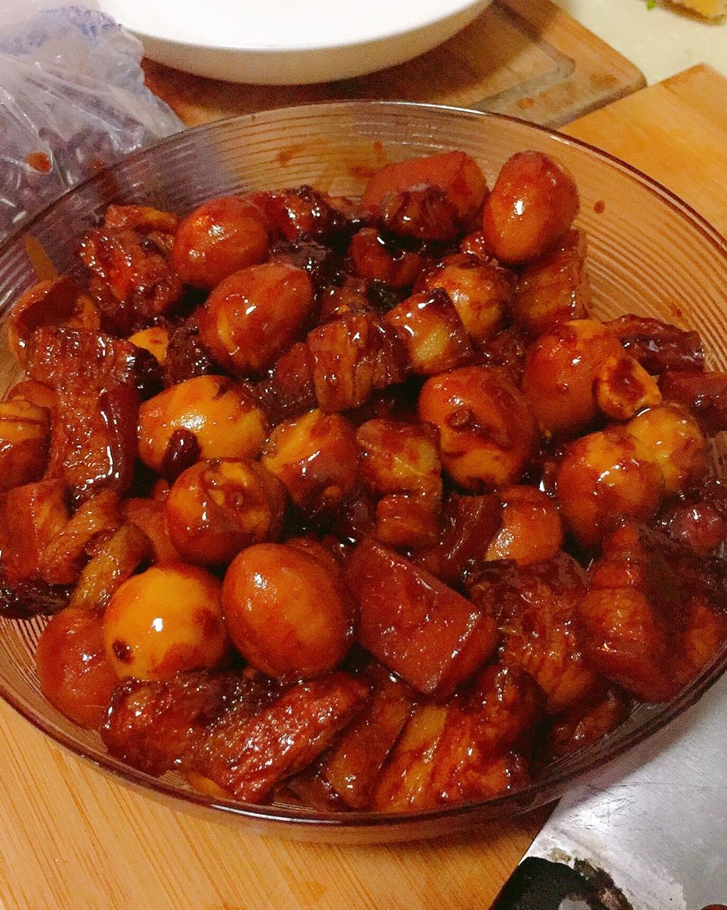 加了鹌鹑蛋后，这盘红烧肉，美味的逆天啦——鹌鹑蛋烧肉（孔瑶食谱）