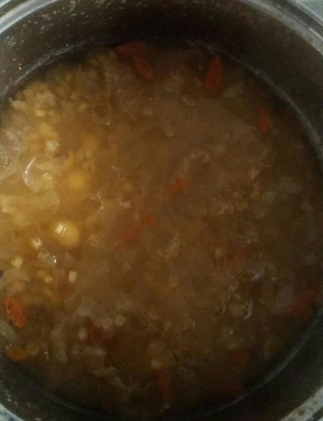 冰糖银耳莲子羹。（内附电饭煲做法）