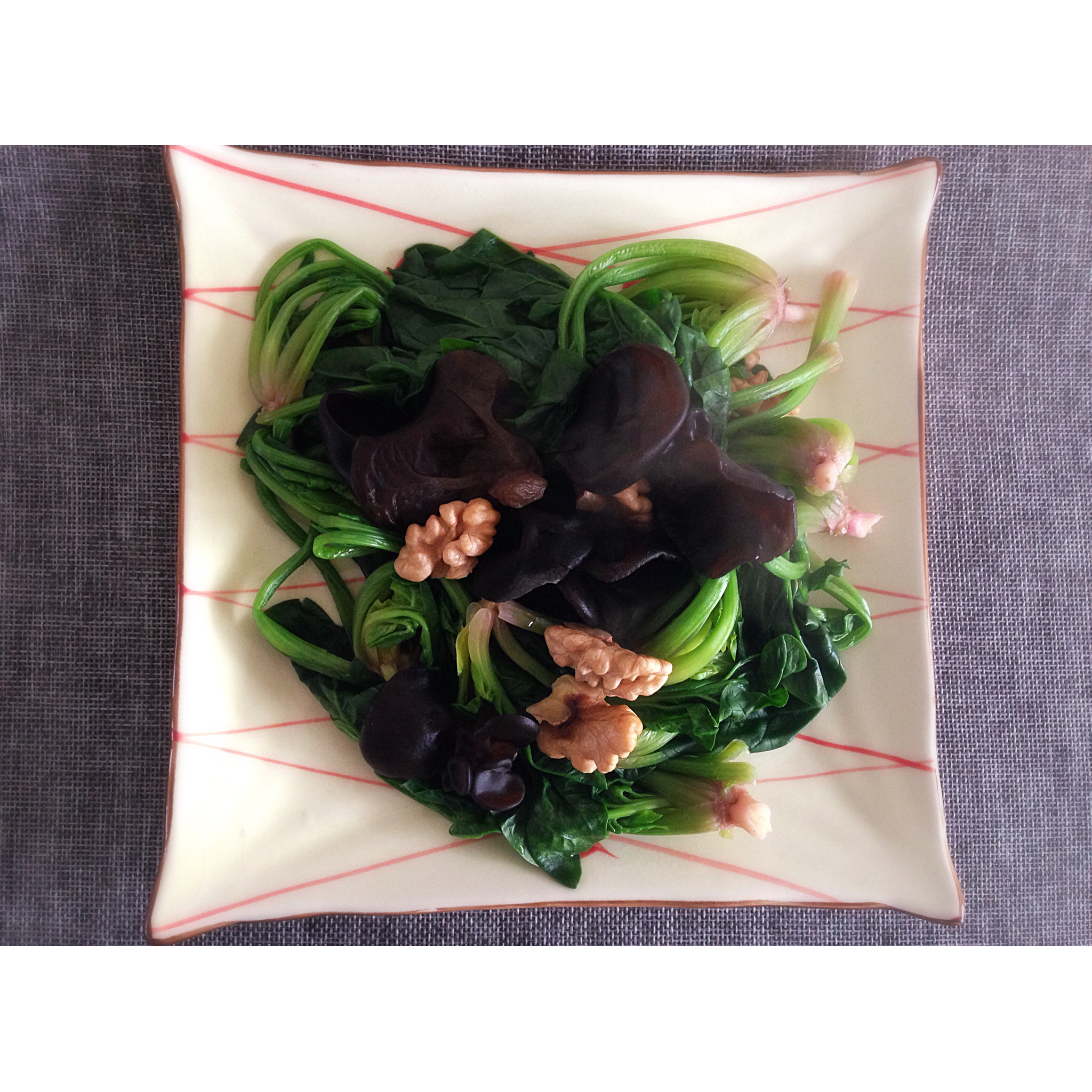 果仁菠菜拌木耳