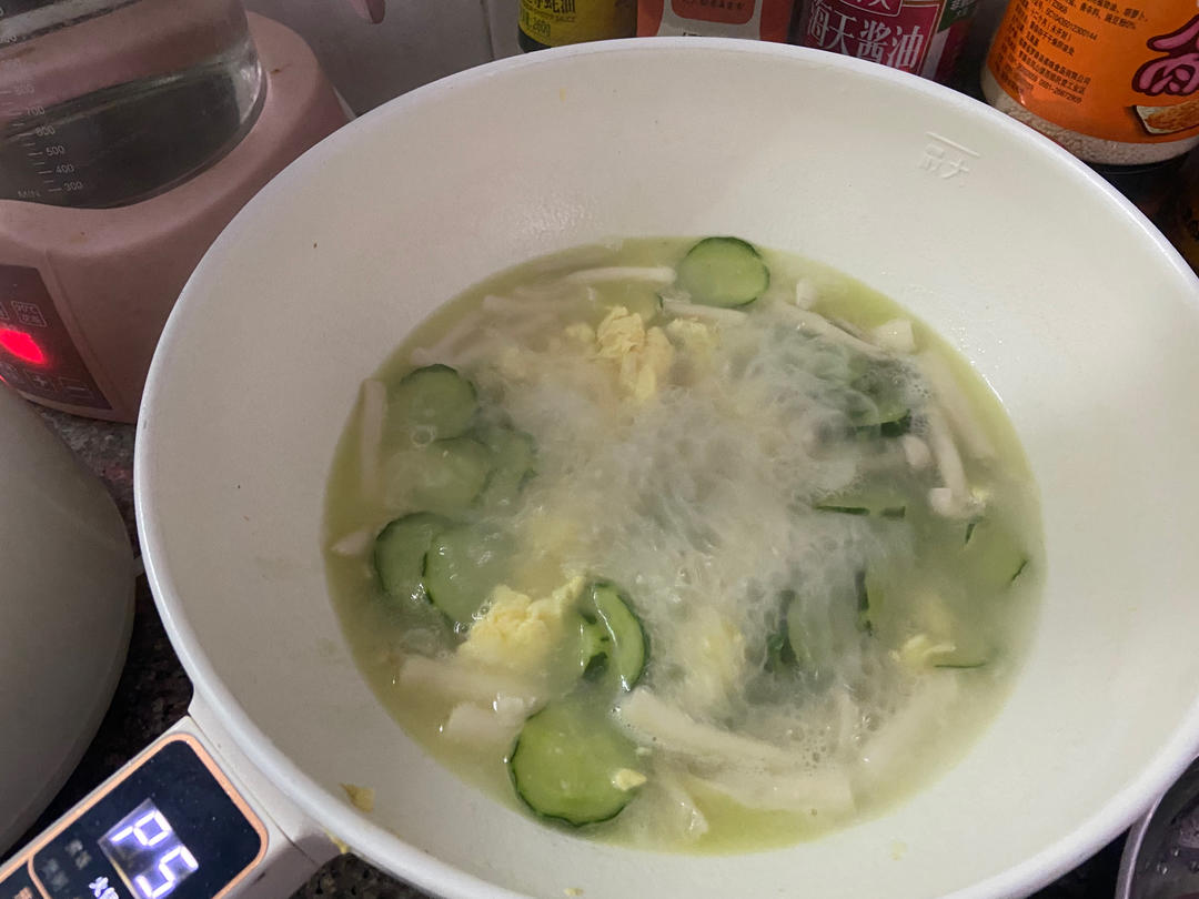 5分钟就能做好的巨鲜美的菌菇黄瓜汤