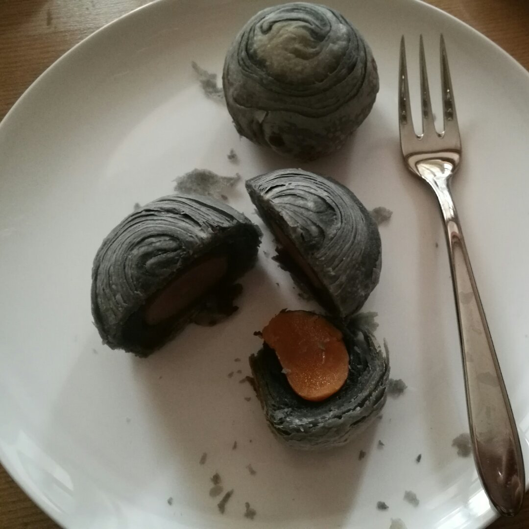 孤独星球黑白蛋黄酥