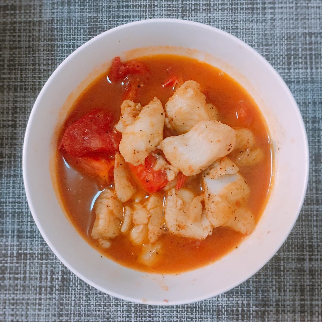 番茄味的水煮巴沙鱼柳，连汤带肉都吃光