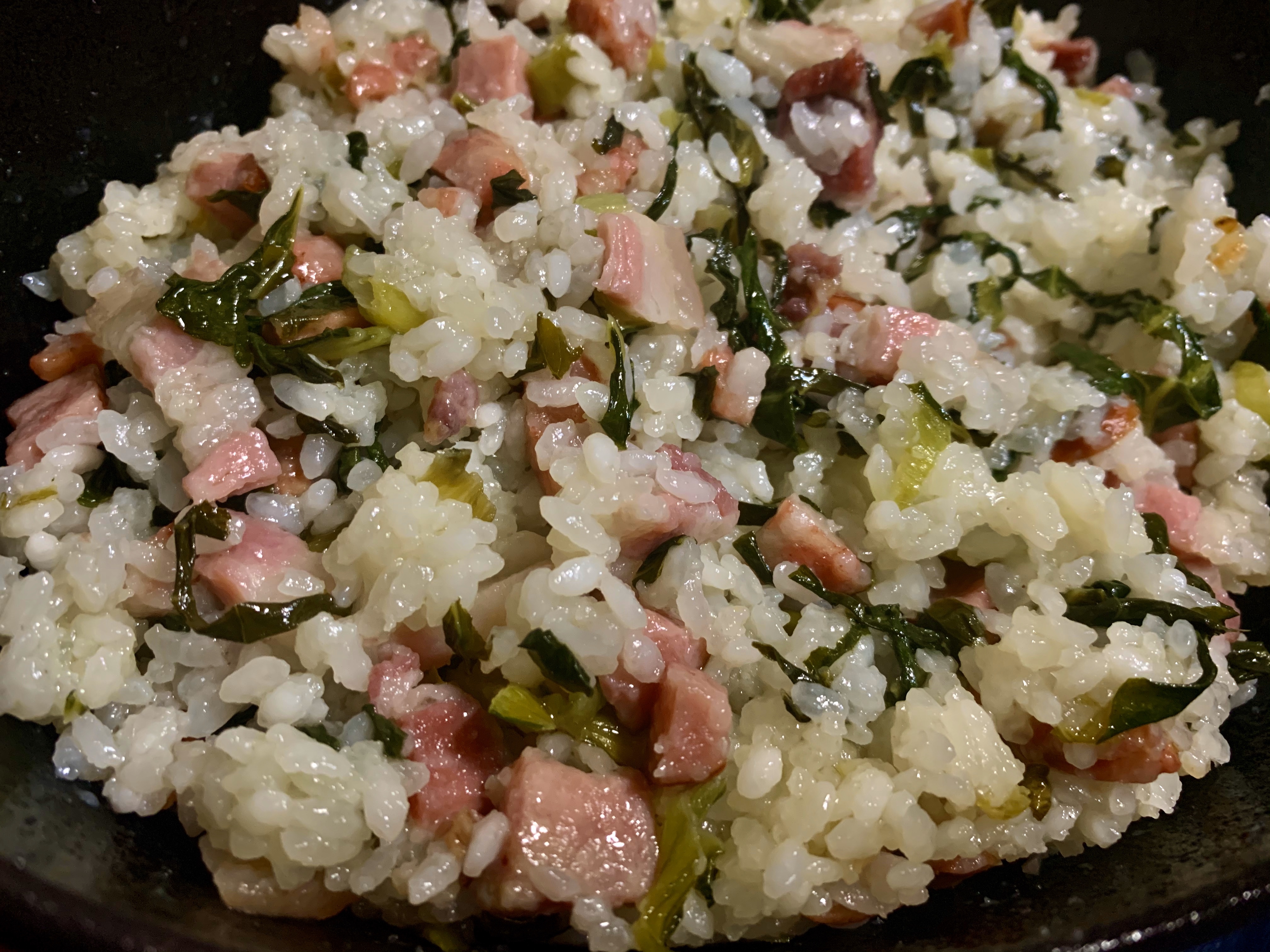 铸铁锅👉🏼成就了小盆友最爱的咸肉香肠菜饭！