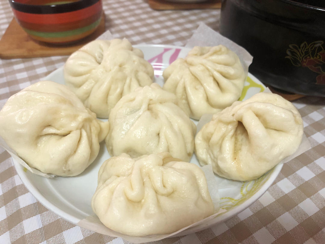 松软多汁的肉包子