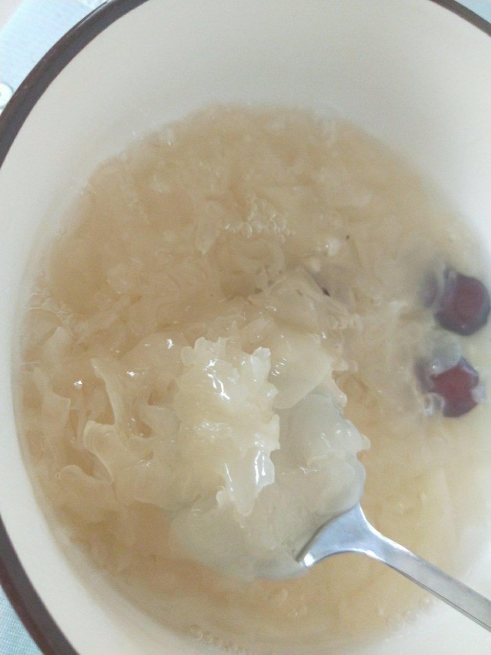 冰糖银耳红枣汤