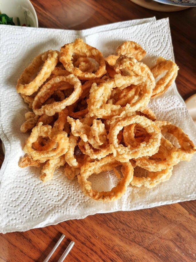 〈炸鱿鱼圈〉，大小朋友都喜欢。欣小厨 😉
