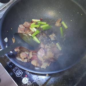蒜苗青椒炒腊肉的做法 步骤4