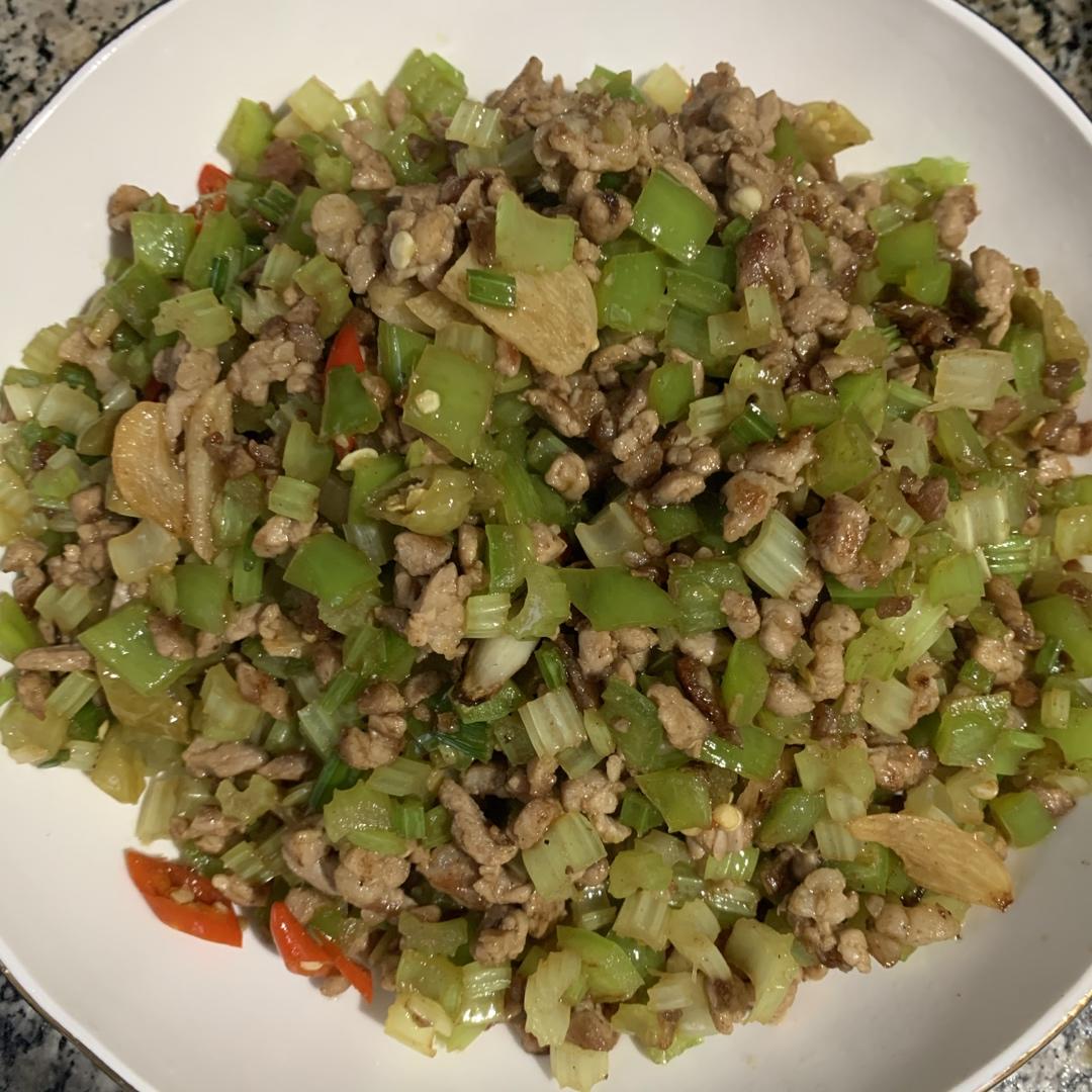 米饭杀手｜芹菜粒炒牛肉末