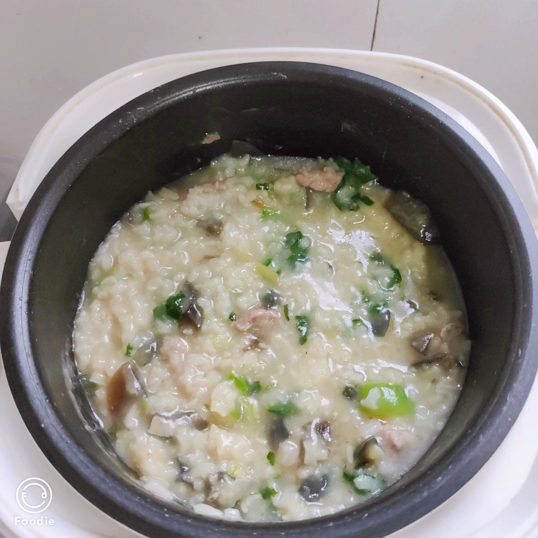 妈妈👩教我做的皮蛋瘦肉粥🥣简单快捷美味😋