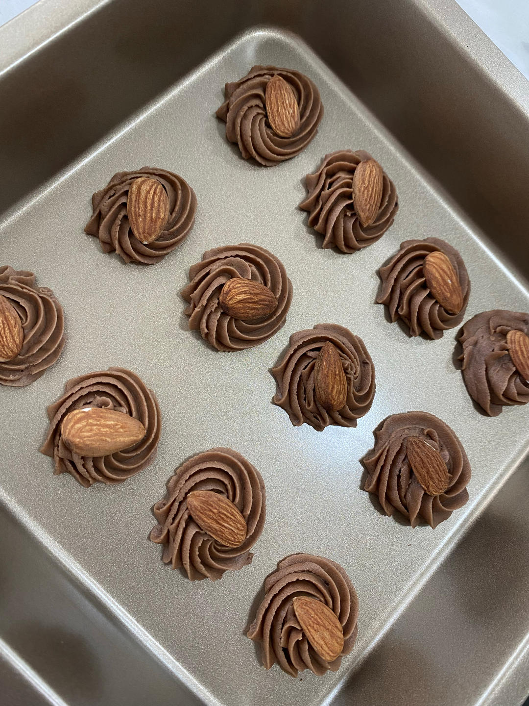 挤花毫无压力的巧克力曲奇