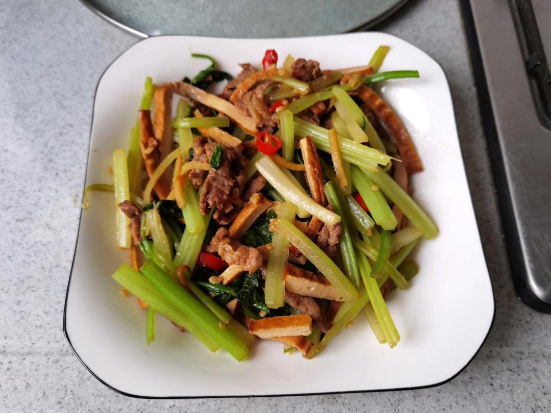 芹菜盐水豆腐廋肉盖浇饭