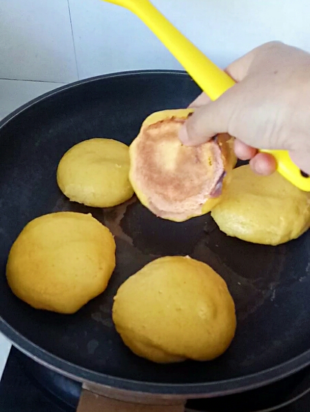 玉米面小饼子的做法 步骤7