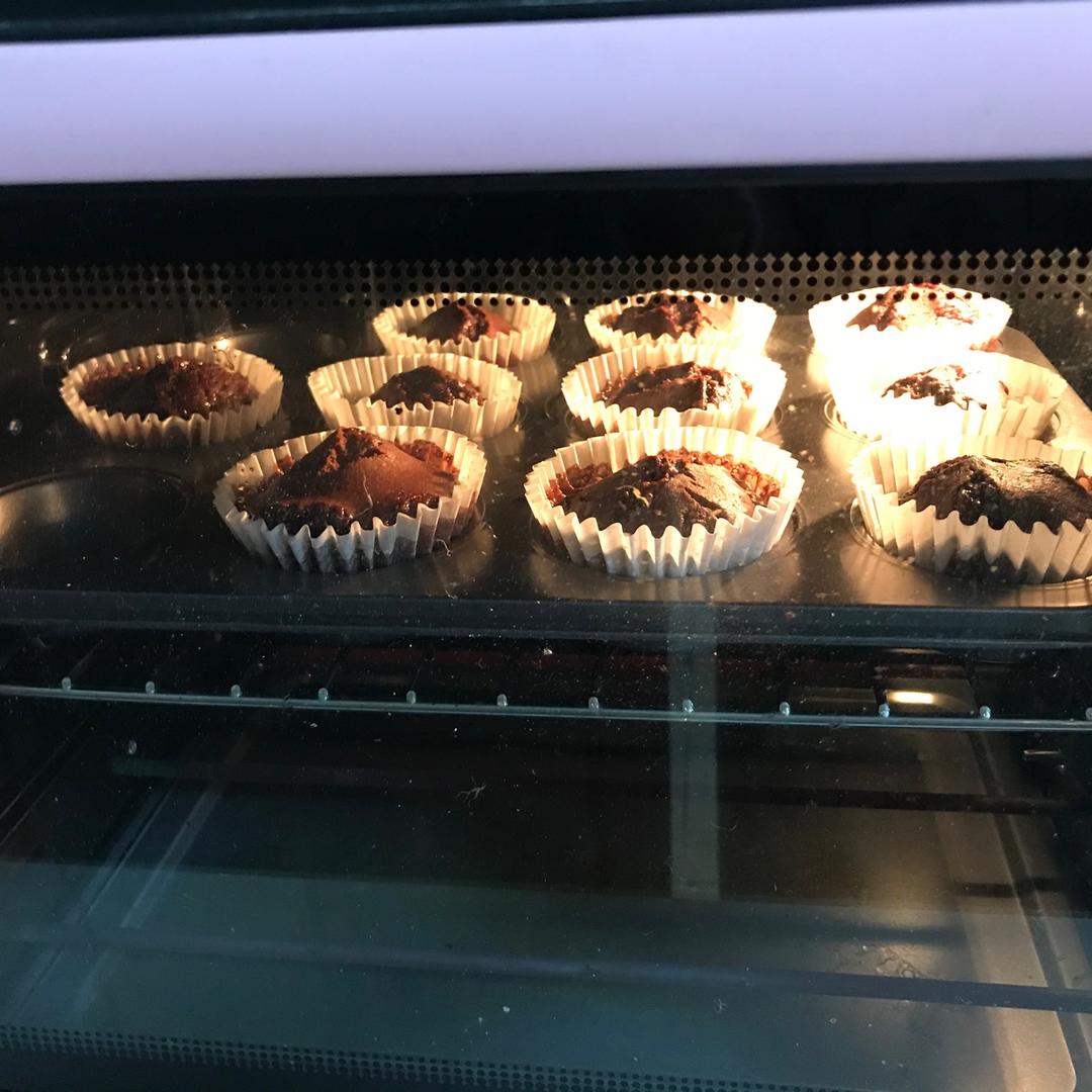 消耗巧克力酱的巧克力麦芬！不需要牛奶