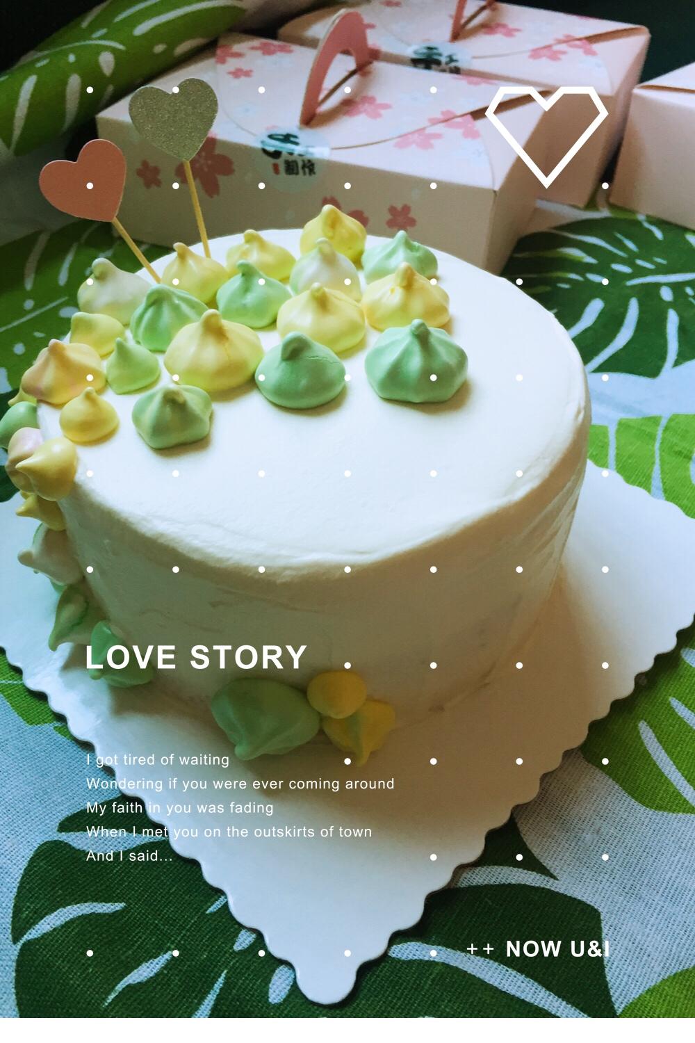 蛋白糖装饰的蛋糕