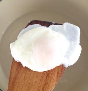 轻松做出形状完整的水煮荷包蛋的做法 步骤5