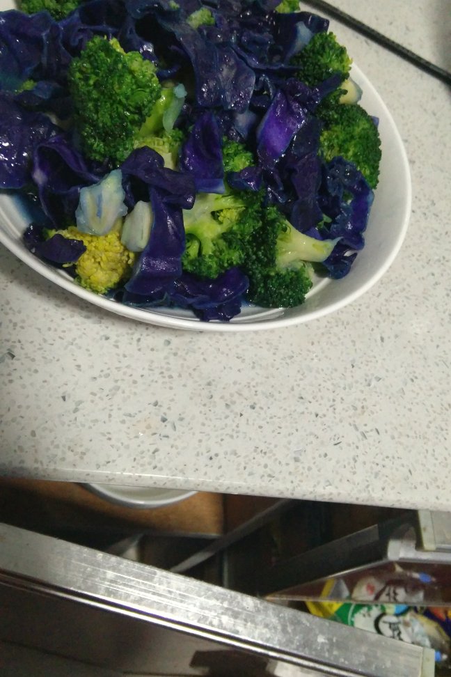 高营养值+高颜值的紫甘蓝炒西兰花