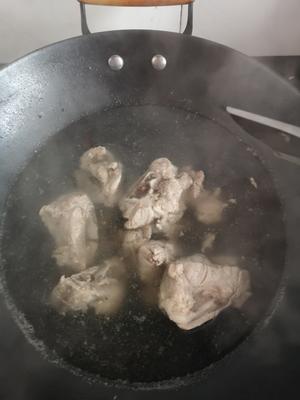 鲜美养颜的板栗排骨汤的做法 步骤2