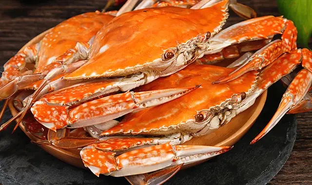 8月螃蟹正鲜美，大厨教你一招，蒸螃蟹不掉腿不流黄，好看又好吃