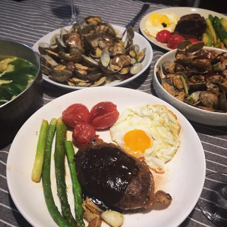 厚煎牛眼肉牛排配芦笋