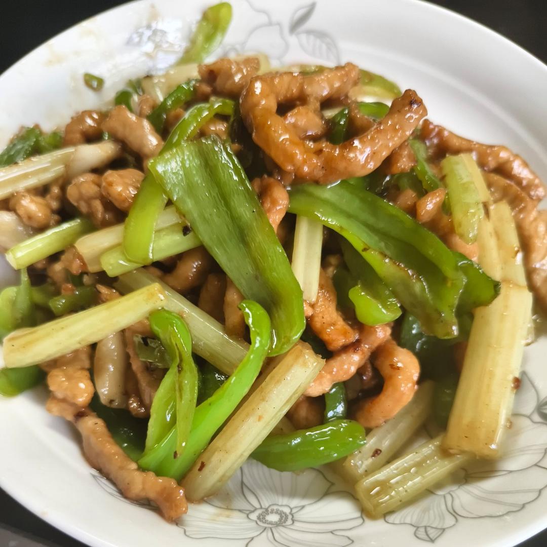 青椒肉丝，这样炒太好吃了。