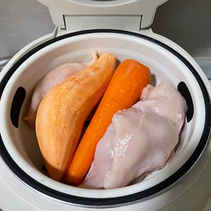 自制无添加狗狗零食——胡萝卜鸡肉磨牙棒的做法 步骤1