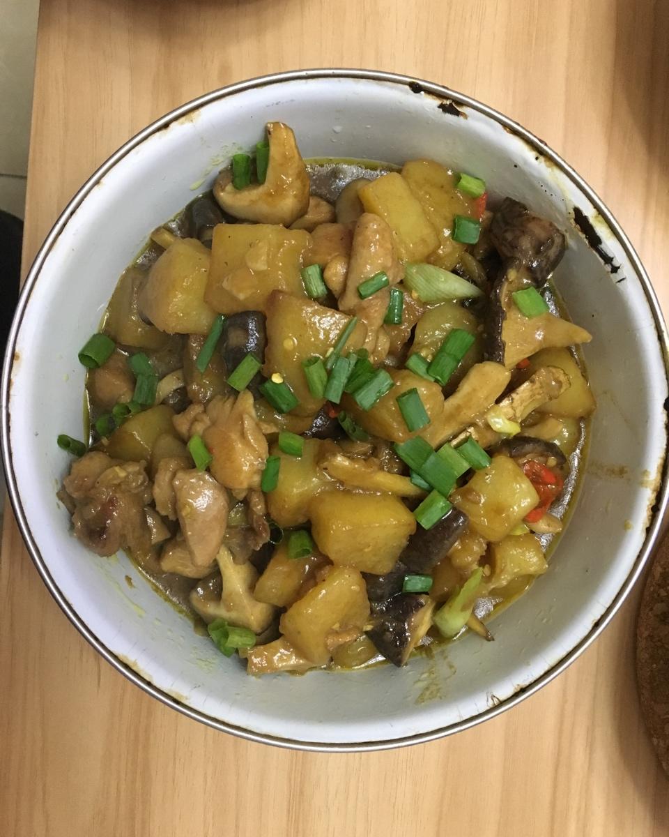 香菇土豆炖鸡肉