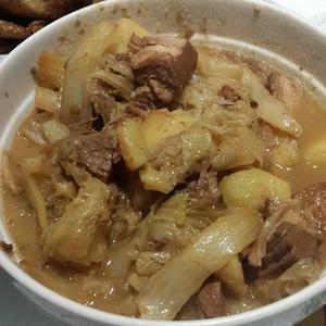 猪肉罐头炖土豆白菜的做法 步骤2