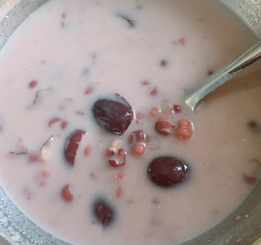 红枣红豆薏仁牛奶粥