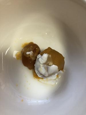 改良版的鸭蛋黄炖豆腐金针菇的做法 步骤2