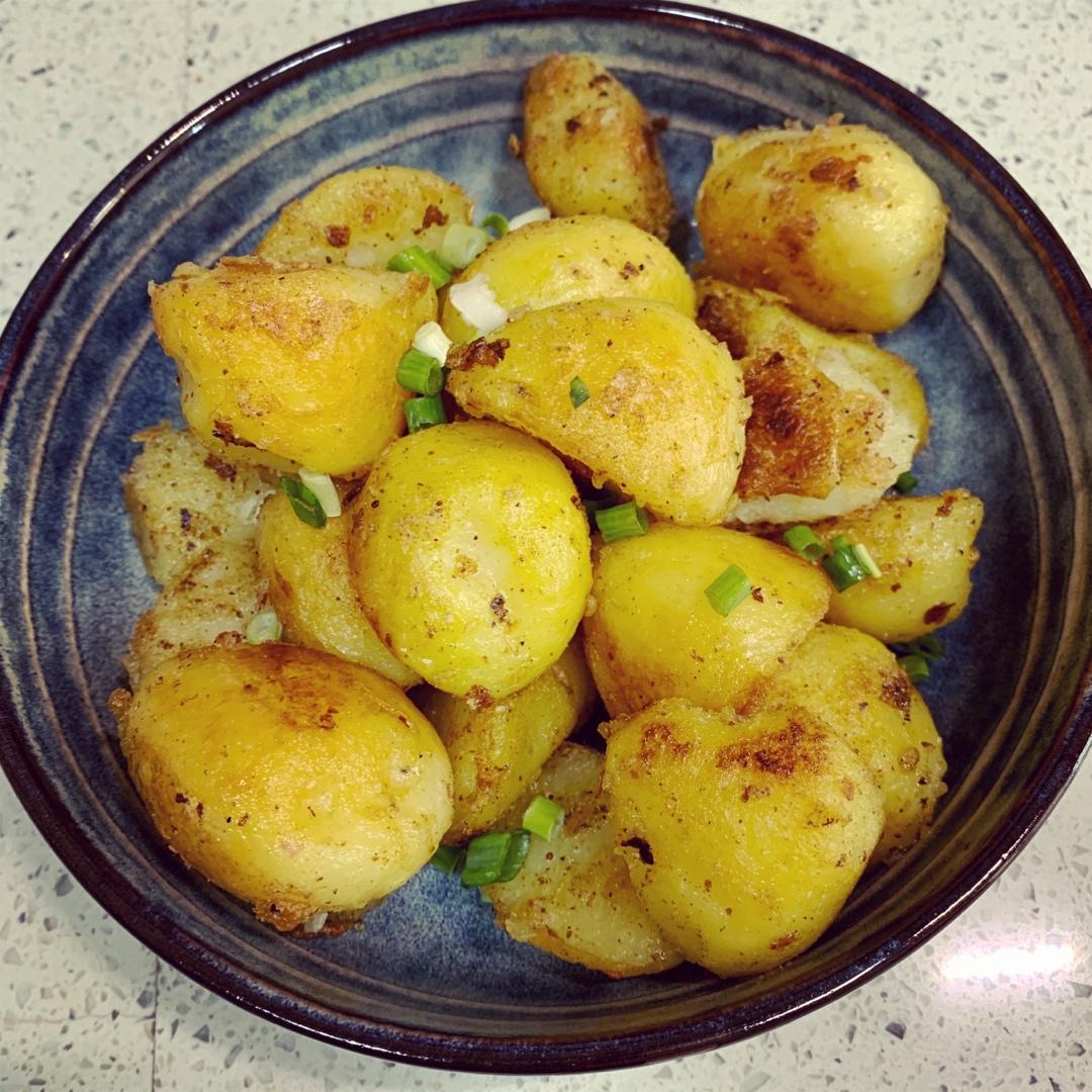 黄一珂的妈咪做的锅巴洋芋绝对的路边摊小吃霸主铸铁锅版本