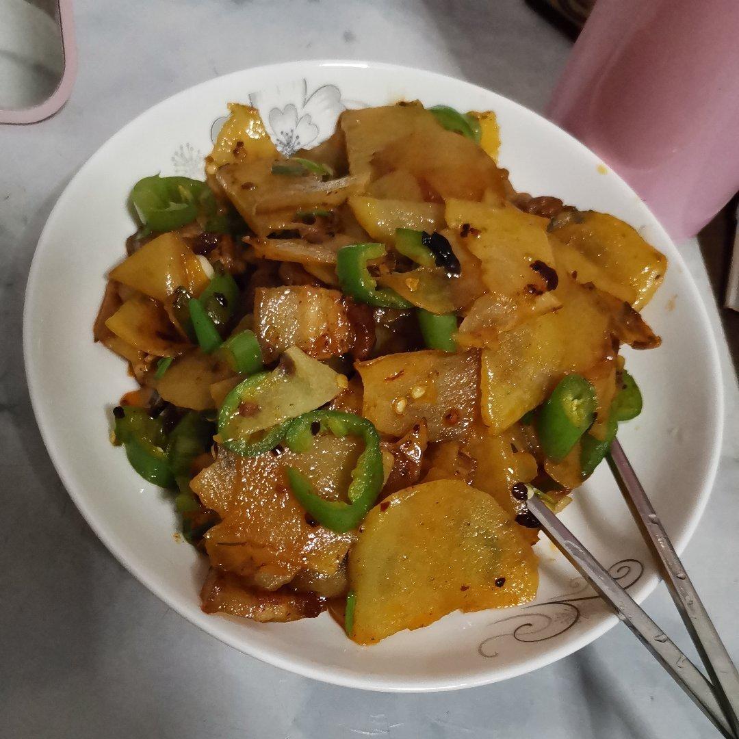 五花肉干煸土豆片
