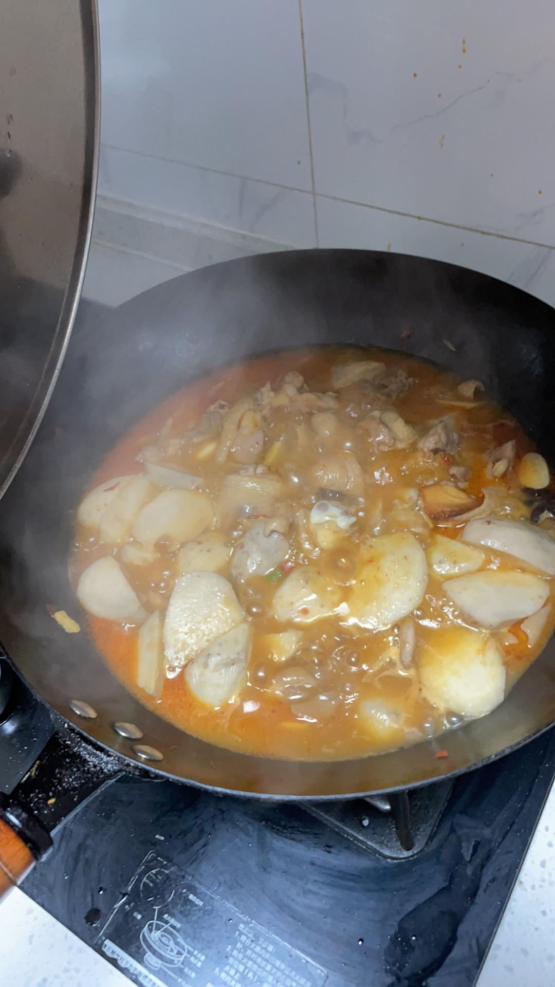 厨师长教你：“芋儿烧鸡”的做法，芋头香糯软烂，鸡肉细嫩脱骨