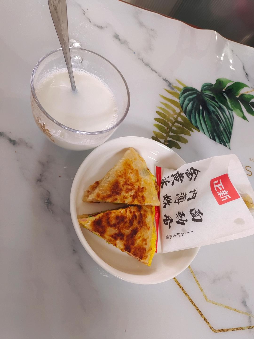 快手早餐~手抓饼吃法1（手抓饼包蛋）