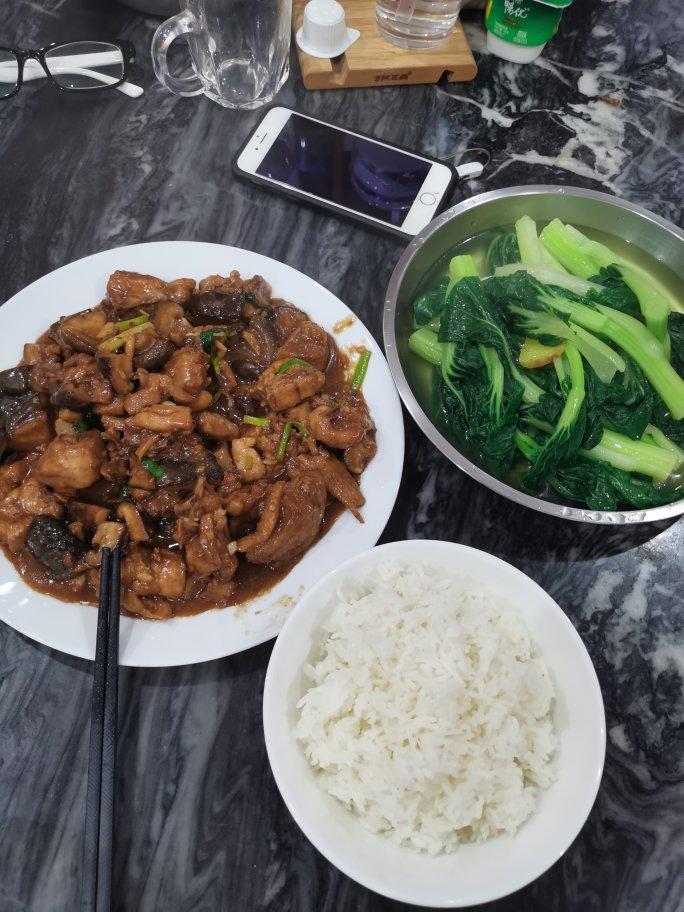 超级下饭土豆香菇炖鸡腿