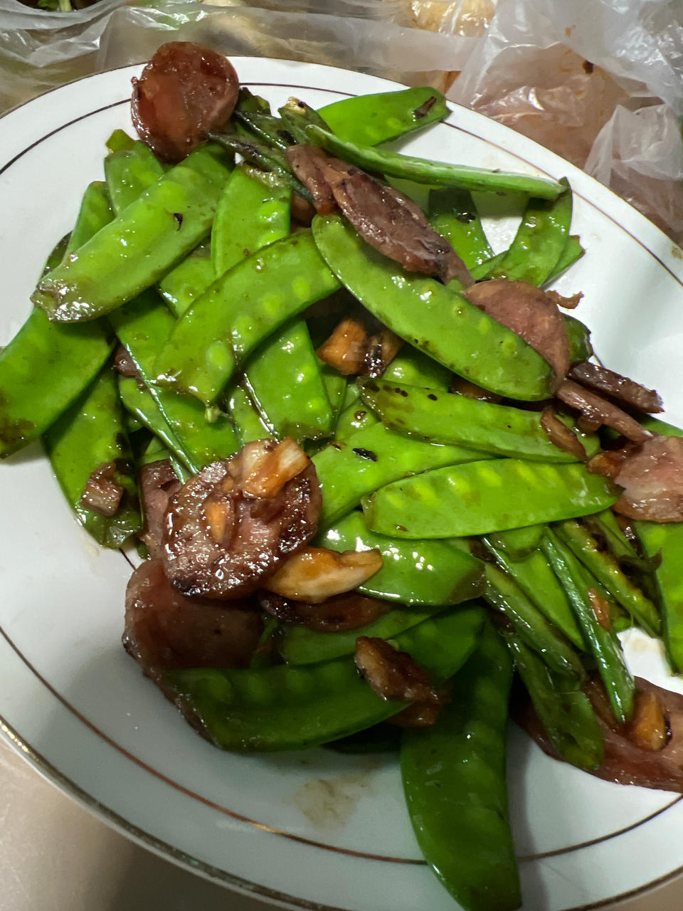 无比简单的荷兰豆炒腊肠，营养又好吃～！