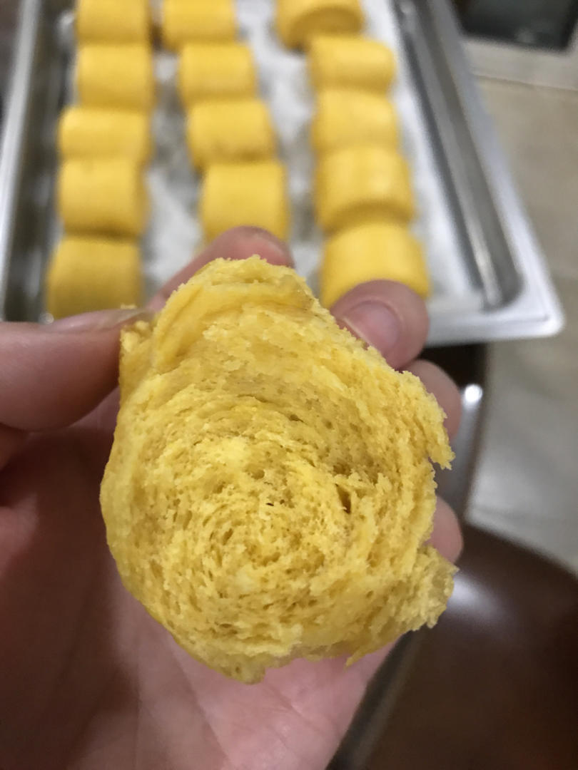 南瓜千层馒头，不加一滴水和糖，这样做暄软香甜，可以一层一层撕着吃（养胃）