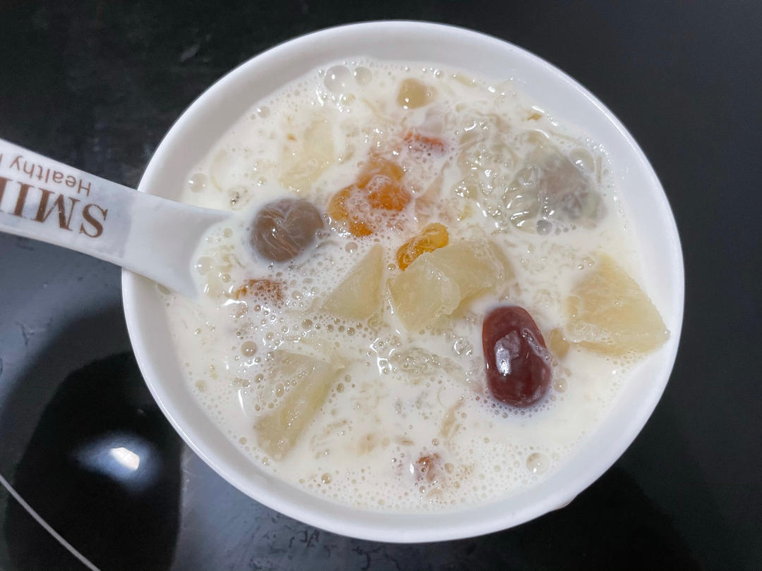 《桃胶皂角米雪燕银耳牛奶羹》据说一碗等于敷30片面膜的功效