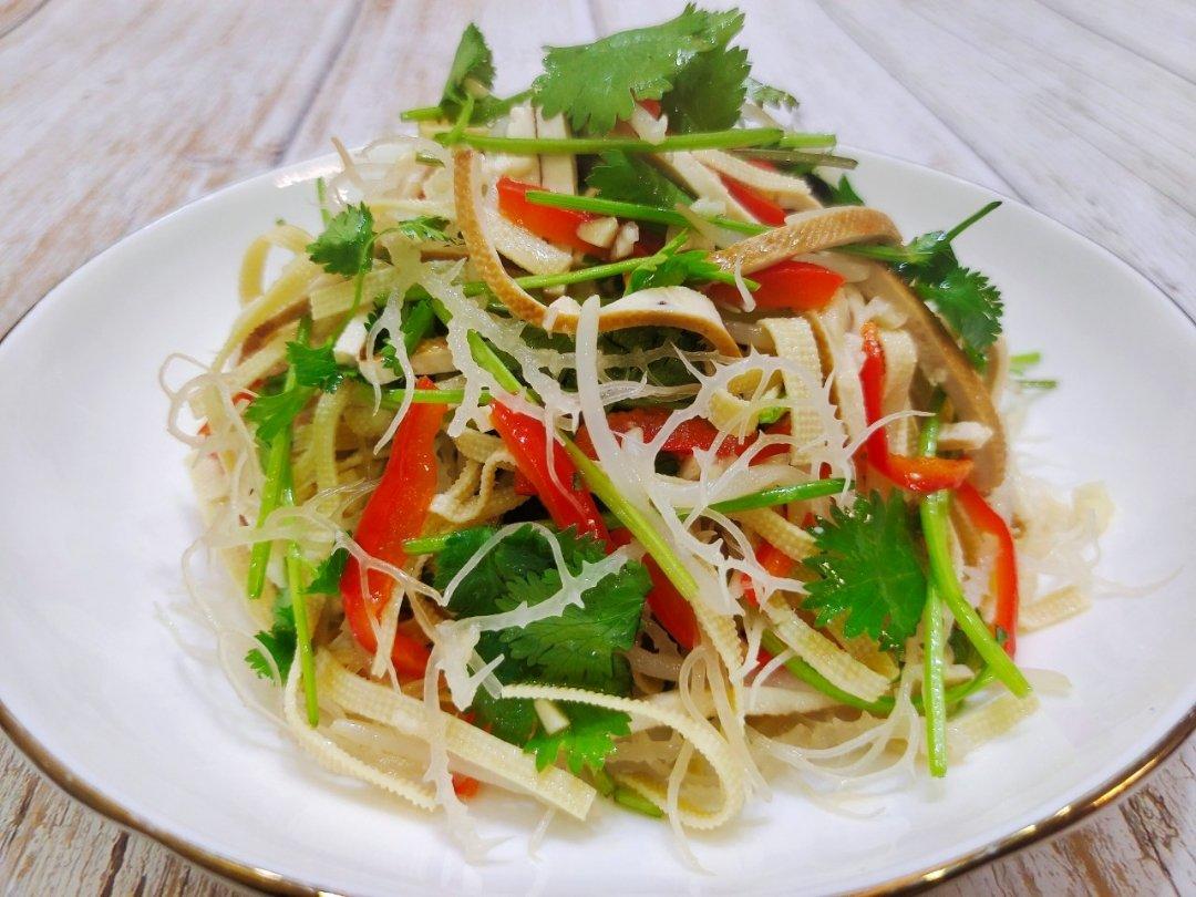 勤奋的小丸子做的三款凉菜丨姜汁嫩藕洋葱木耳凉拌素什锦