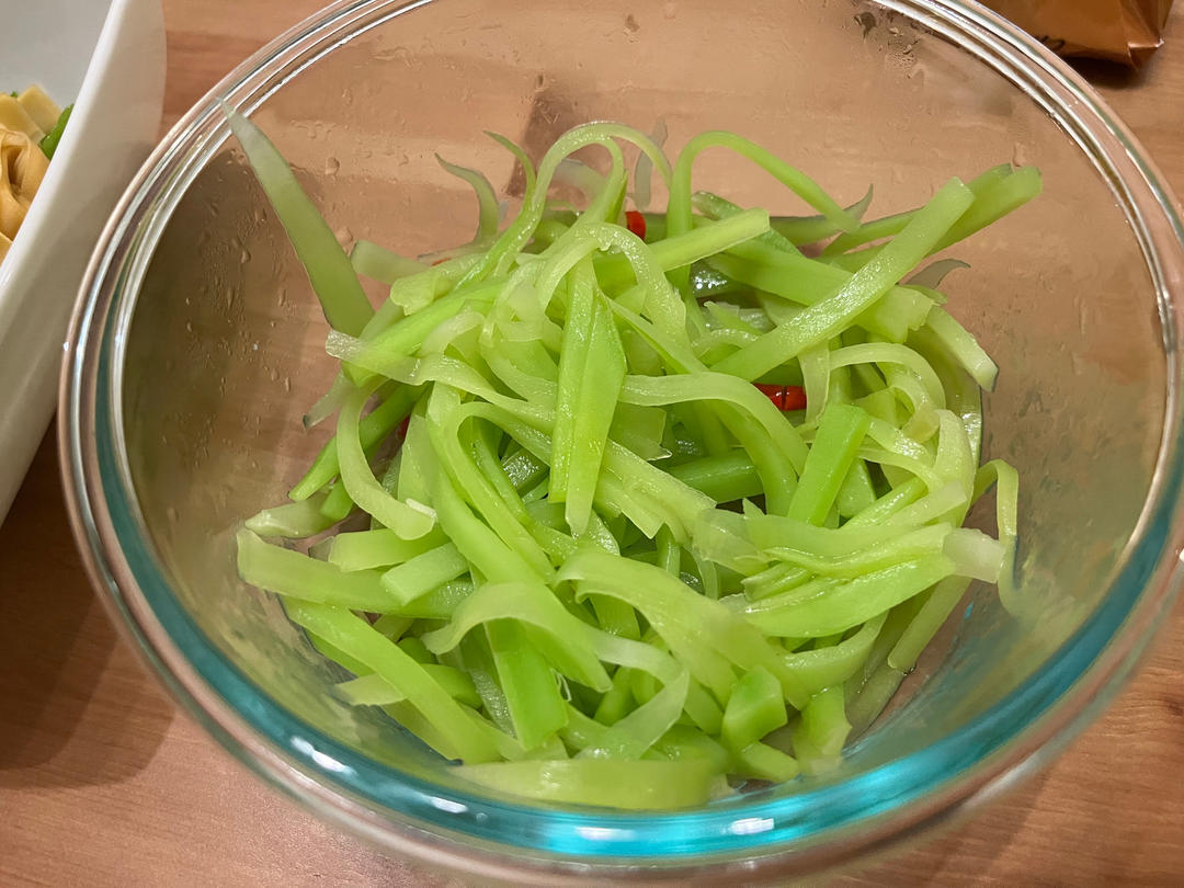 厨师长教你：夏日开胃小菜“凉拌莴笋丝”的家常做法，简单易学赶紧收藏吧