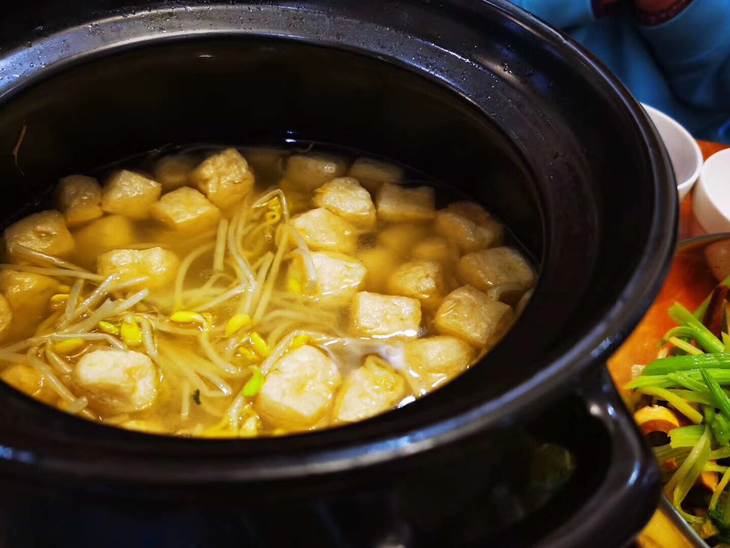 豆芽、豆腐泡汤的做法